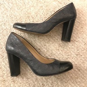 Ann Taylor leather navy/black pump